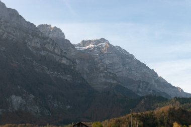 Canton Glarus, İsviçre, 29 Ekim 2022 Sonbaharda güneşli bir günde dağ manzarası