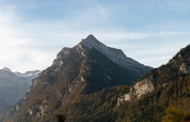 Canton Glarus, İsviçre, 29 Ekim 2022 Sonbaharda güneşli bir günde dağ manzarası