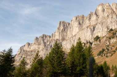 Klausenpass, Uri, İsviçre, 29 Ekim 2022 Güneşli bir sonbahar gününde Fantastik Alp manzarası