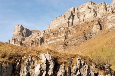 Klausenpass, Uri, İsviçre, 29 Ekim 2022 Güneşli bir sonbahar gününde Fantastik Alp manzarası