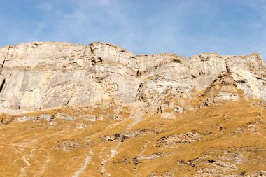 Klausenpass, Uri, İsviçre, 29 Ekim 2022 Güneşli bir sonbahar gününde Fantastik Alp manzarası