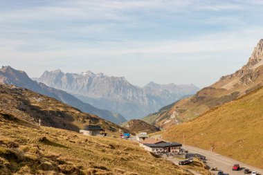 Klausenpass, Uri, İsviçre, 29 Ekim 2022 Güneşli bir sonbahar gününde Fantastik Alp manzarası