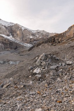 Klausenpass, Uri, İsviçre, 29 Ekim 2022 Güneşli bir günde muhteşem bir alp manzarası