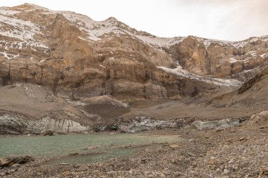 Klausenpass, Uri, İsviçre, 29 Ekim 2022 İnanılmaz bir dağ manzaralı küçük alp gölü