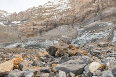 Klausenpass, Uri, İsviçre, 29 Ekim 2022 Güneşli bir günde muhteşem bir alp manzarası