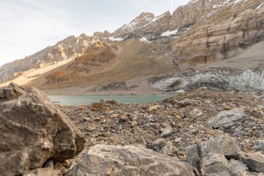 Klausenpass, Uri, İsviçre, 29 Ekim 2022 Güneşli bir sonbahar gününde Fantastik Alp manzarası