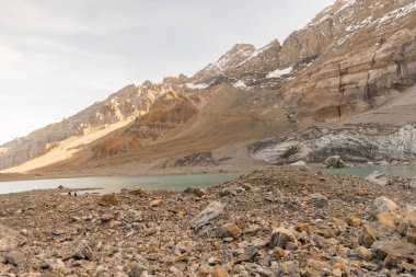 Klausenpass, Uri, İsviçre, 29 Ekim 2022 Güneşli bir sonbahar gününde Fantastik Alp manzarası
