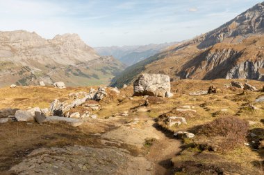 Klausenpass, Uri, İsviçre, 29 Ekim 2022 Güneşli bir sonbahar gününde Fantastik Alp manzarası