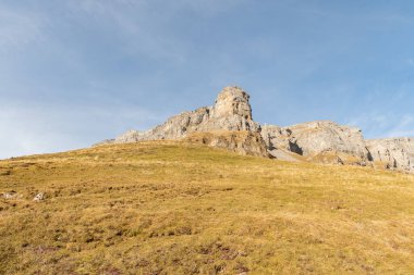 Klausenpass, Uri, İsviçre, 29 Ekim 2022 Güneşli bir sonbahar gününde Fantastik Alp manzarası