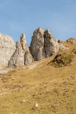 Klausenpass, Uri, İsviçre, 29 Ekim 2022 Güneşli bir günde yapılan yürüyüş sırasında büyüleyici alp manzarası