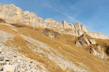 Klausenpass, Uri, İsviçre, 29 Ekim 2022 Güneşli bir günde yapılan yürüyüş sırasında büyüleyici alp manzarası