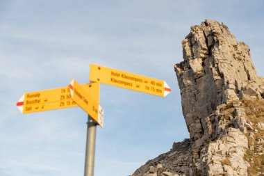 Klausenpass, Uri, İsviçre, 29 Ekim 2022 Yürüyüş tabelası İsviçre Alplerindeki farklı yerlere giden yolu gösteriyor.