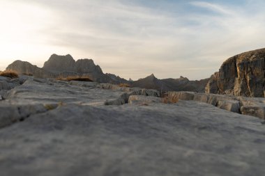 Klausenpass, Uri, İsviçre, 29 Ekim 2022 Öğleden sonra Balmer Graetli 'deki Alpler' de büyüleyici kaya şekilleri