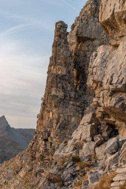 Klausenpass, Uri, İsviçre, 29 Ekim 2022 Balmer Graetli bölgesinden öğleden sonra görülen güzel alp manzarası