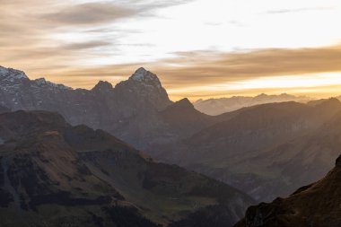 Klausenpass, Uri, İsviçre, 29 Ekim 2022. Gün batımı Balmer Graetli bölgesinden inanılmaz güzel bir alp panoraması görüldü.
