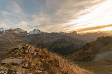 Klausenpass, Uri, İsviçre, 29 Ekim 2022. Gün batımı Balmer Graetli bölgesinden inanılmaz güzel bir alp panoraması görüldü.