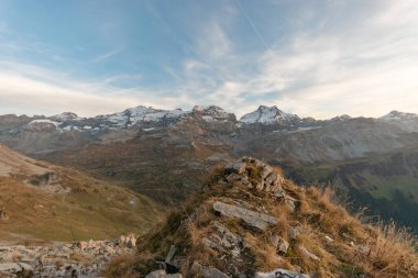 Klausenpass, Uri, İsviçre, 29 Ekim 2022 Balmer Graetli bölgesinden öğleden sonra görülen güzel alp manzarası