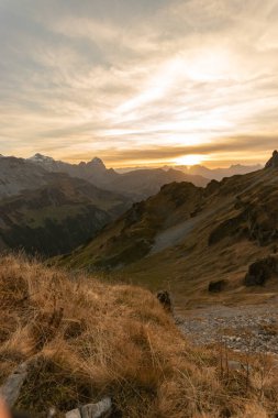 Klausenpass, Uri, İsviçre, 29 Ekim 2022. Gün batımı Balmer Graetli bölgesinden inanılmaz güzel bir alp panoraması görüldü.