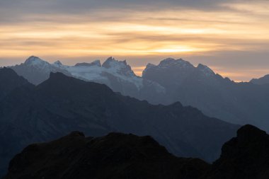 Klausenpass, Uri, İsviçre, 29 Ekim 2022. Gün batımı Balmer Graetli bölgesinden inanılmaz güzel bir alp panoraması görüldü.