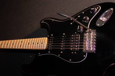 Vaduz, Lihtenştayn, 23 Aralık 2022 Fender Stratocaster elektro gitarı siyah renkli.