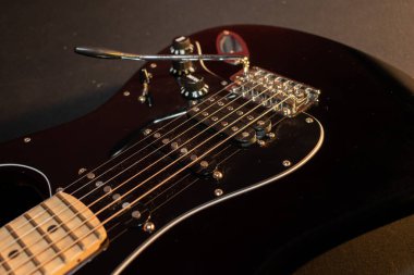 Vaduz, Lihtenştayn, 23 Aralık 2022 Fender Stratocaster elektro gitarı siyah renkli.