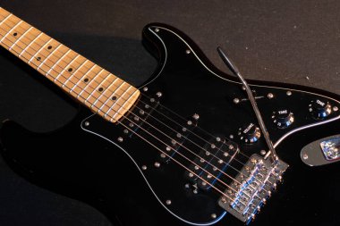 Vaduz, Lihtenştayn, 23 Aralık 2022 Fender Stratocaster elektro gitarı siyah renkli.