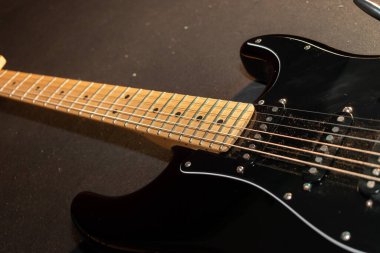 Vaduz, Lihtenştayn, 23 Aralık 2022 Fender Stratocaster elektro gitarı siyah renkli.