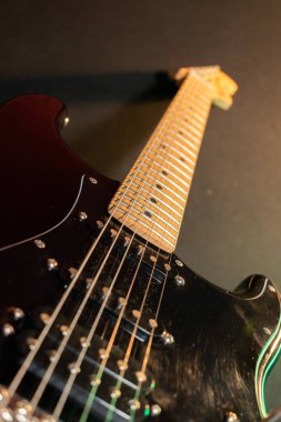 Vaduz, Lihtenştayn, 23 Aralık 2022 Fender Stratocaster elektro gitarı siyah renkli.
