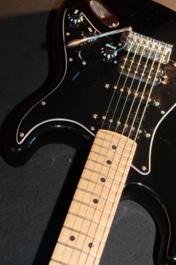 Vaduz, Lihtenştayn, 23 Aralık 2022 Fender Stratocaster elektro gitarı siyah renkli.
