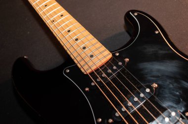 Vaduz, Lihtenştayn, 23 Aralık 2022 Fender Stratocaster elektro gitarı siyah renkli.
