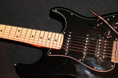 Vaduz, Lihtenştayn, 23 Aralık 2022 Fender Stratocaster elektro gitarı siyah renkli.