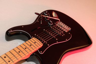 Vaduz, Lihtenştayn, 23 Aralık 2022 Fender Stratocaster elektro gitarı siyah renkli.