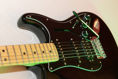 Vaduz, Lihtenştayn, 23 Aralık 2022 Fender Stratocaster elektro gitarı siyah renkli.