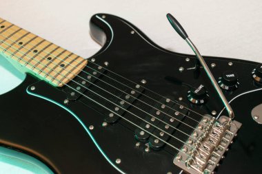 Vaduz, Lihtenştayn, 23 Aralık 2022 Fender Stratocaster elektro gitarı siyah renkli.