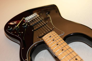 Vaduz, Lihtenştayn, 23 Aralık 2022 Fender Stratocaster elektro gitarı siyah renkli.