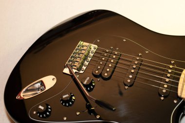 Vaduz, Lihtenştayn, 23 Aralık 2022 Fender Stratocaster elektro gitarı siyah renkli.