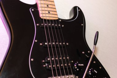 Vaduz, Lihtenştayn, 23 Aralık 2022 Fender Stratocaster elektro gitarı siyah renkli.
