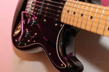 Vaduz, Lihtenştayn, 23 Aralık 2022 Fender Stratocaster elektro gitarı siyah renkli.