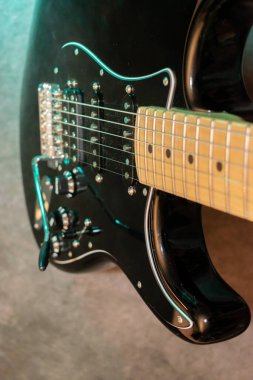 Vaduz, Lihtenştayn, 23 Aralık 2022 Fender Stratocaster elektro gitarı siyah renkli.