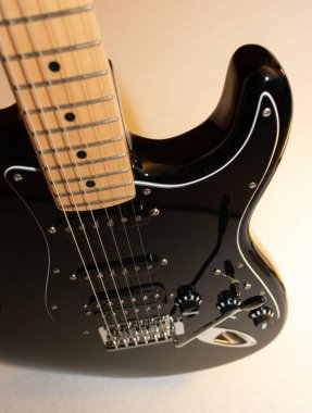 Vaduz, Lihtenştayn, 23 Aralık 2022 Fender Stratocaster elektro gitarı siyah renkli.