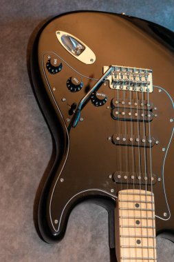 Vaduz, Lihtenştayn, 23 Aralık 2022 Fender Stratocaster elektro gitarı siyah renkli.