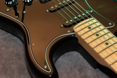 Vaduz, Lihtenştayn, 23 Aralık 2022 Fender Stratocaster elektro gitarı siyah renkli.