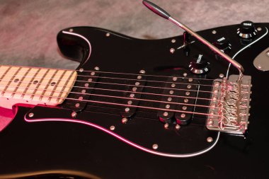 Vaduz, Lihtenştayn, 23 Aralık 2022 Fender Stratocaster elektro gitarı siyah renkli.