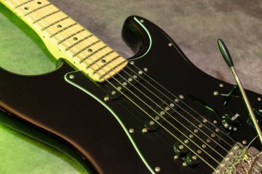 Vaduz, Lihtenştayn, 23 Aralık 2022 Fender Stratocaster elektro gitarı siyah renkli.