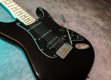 Vaduz, Lihtenştayn, 23 Aralık 2022 Fender Stratocaster elektro gitarı siyah renkli.
