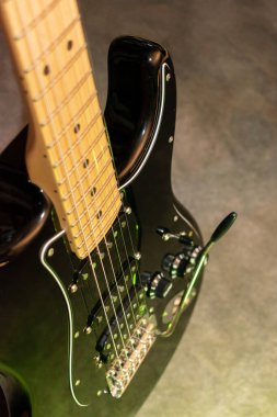 Vaduz, Lihtenştayn, 23 Aralık 2022 Fender Stratocaster elektro gitarı siyah renkli.