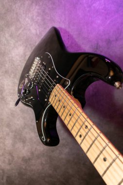 Vaduz, Lihtenştayn, 23 Aralık 2022 Fender Stratocaster elektro gitarı siyah renkli.