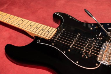 Vaduz, Lihtenştayn, 23 Aralık 2022 Fender Stratocaster elektro gitarı siyah renkli.
