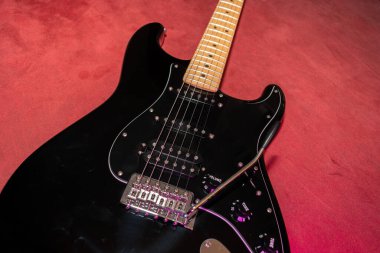 Vaduz, Lihtenştayn, 23 Aralık 2022 Fender Stratocaster elektro gitarı siyah renkli.