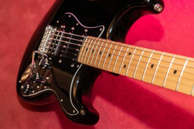 Vaduz, Lihtenştayn, 23 Aralık 2022 Fender Stratocaster elektro gitarı siyah renkli.